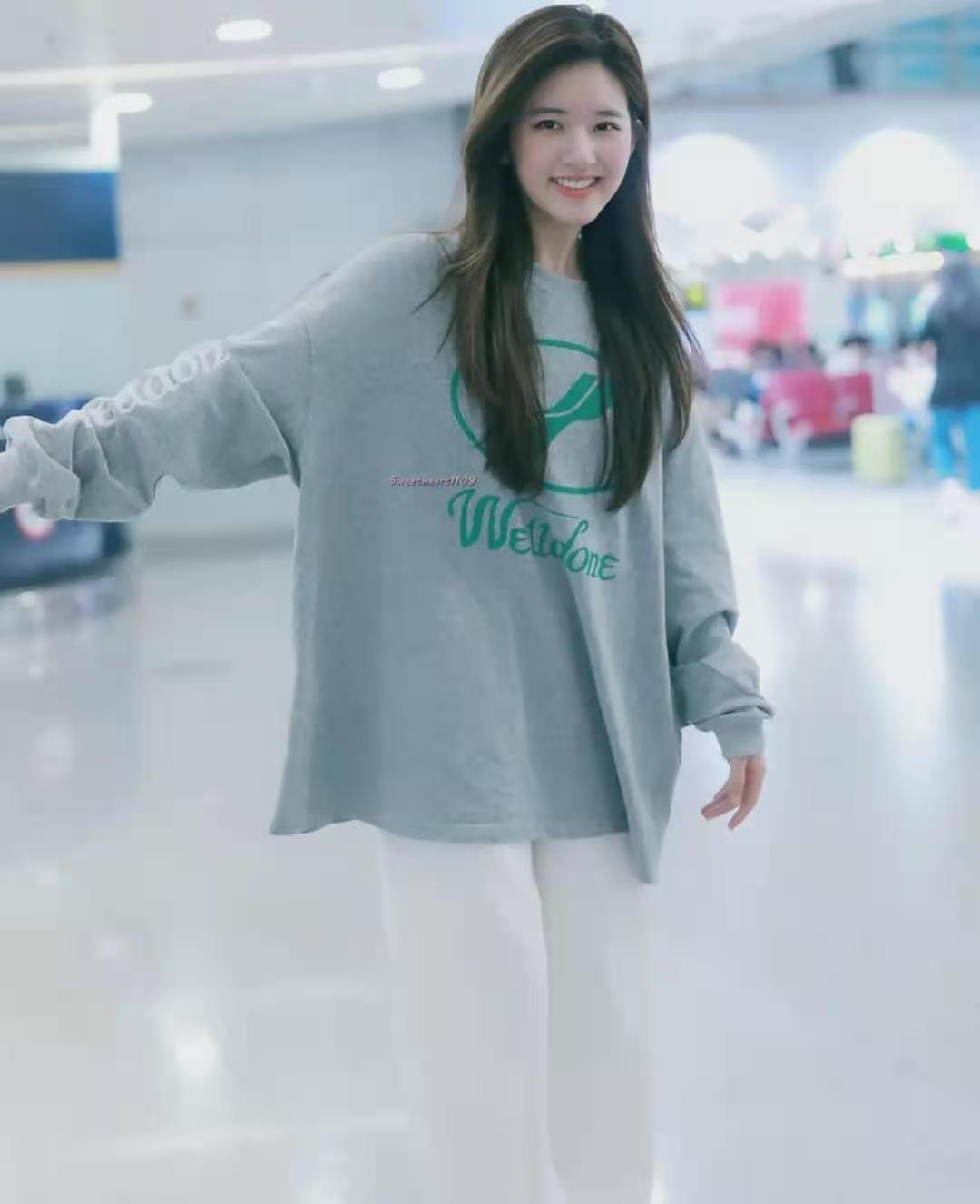 “赵露思”真会穿,普通格纹衬衫扎高马尾,青春活力像个大学生