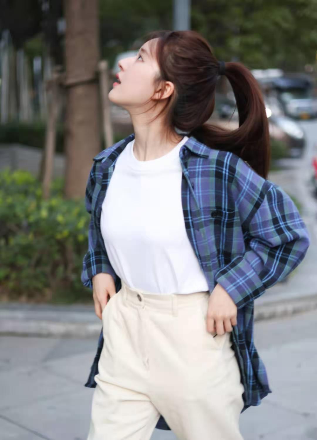 “赵露思”真会穿,普通格纹衬衫扎高马尾,青春活力像个大学生