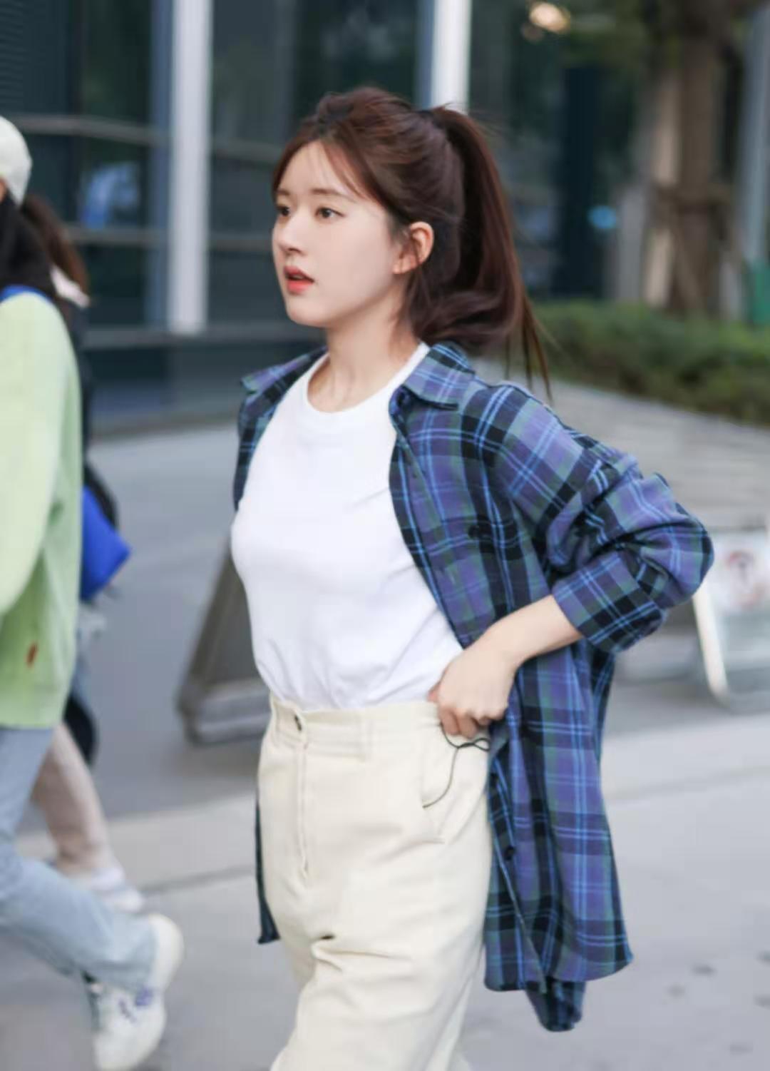 “赵露思”真会穿,普通格纹衬衫扎高马尾,青春活力像个大学生