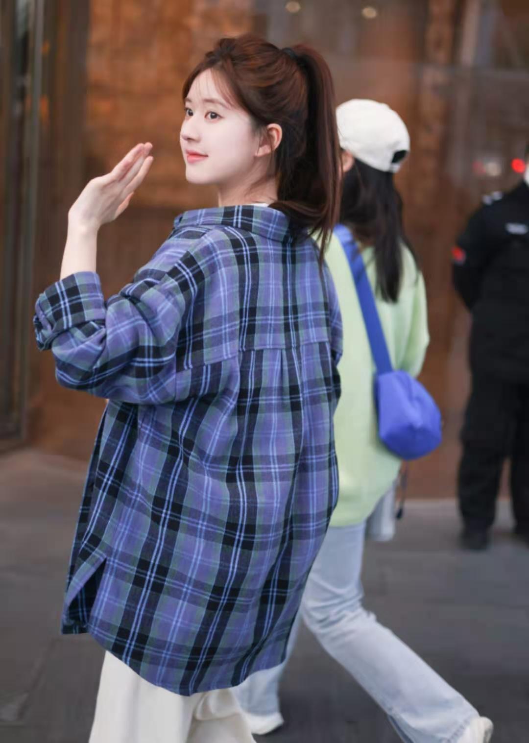 “赵露思”真会穿,普通格纹衬衫扎高马尾,青春活力像个大学生
