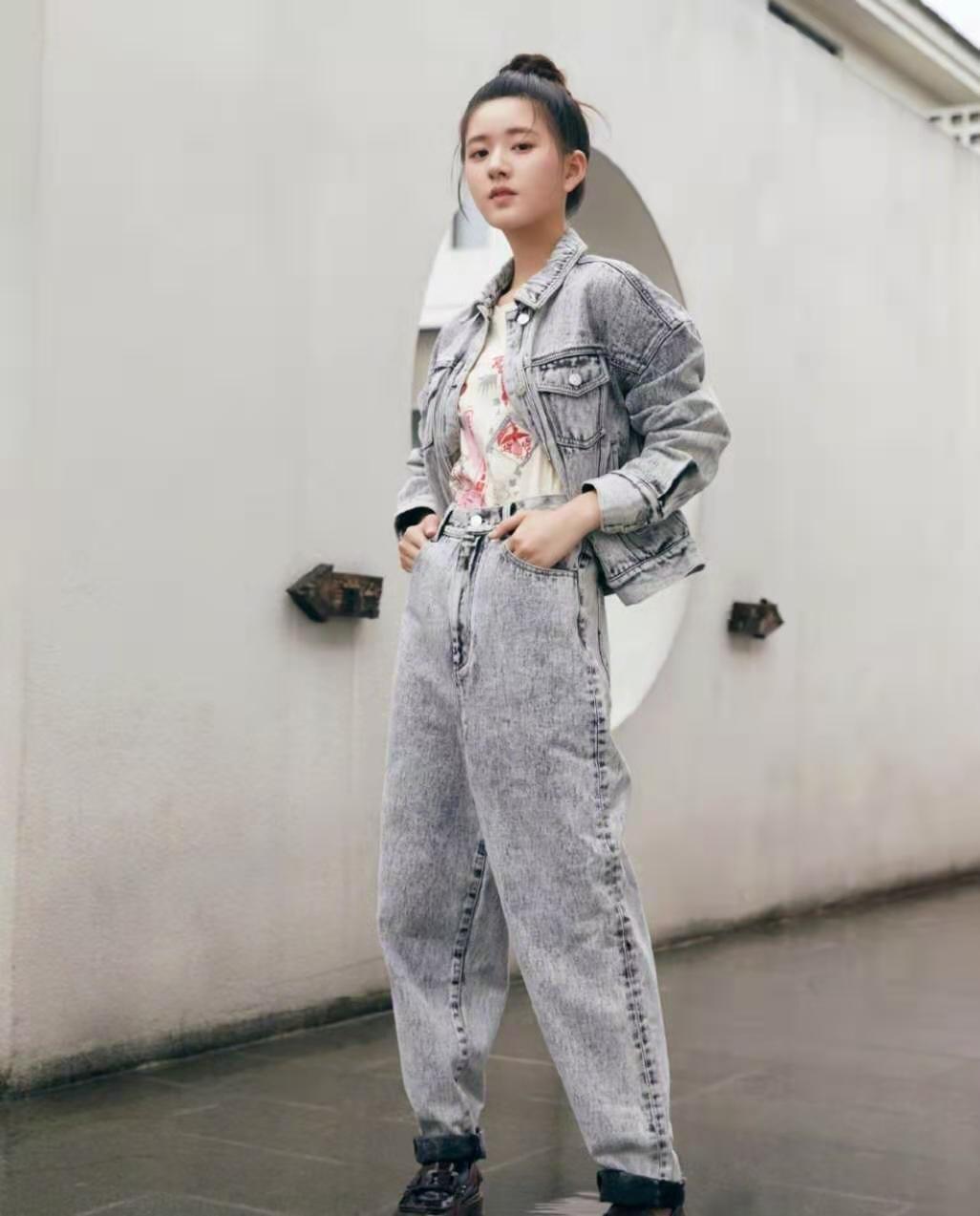 “赵露思”真会穿,普通格纹衬衫扎高马尾,青春活力像个大学生