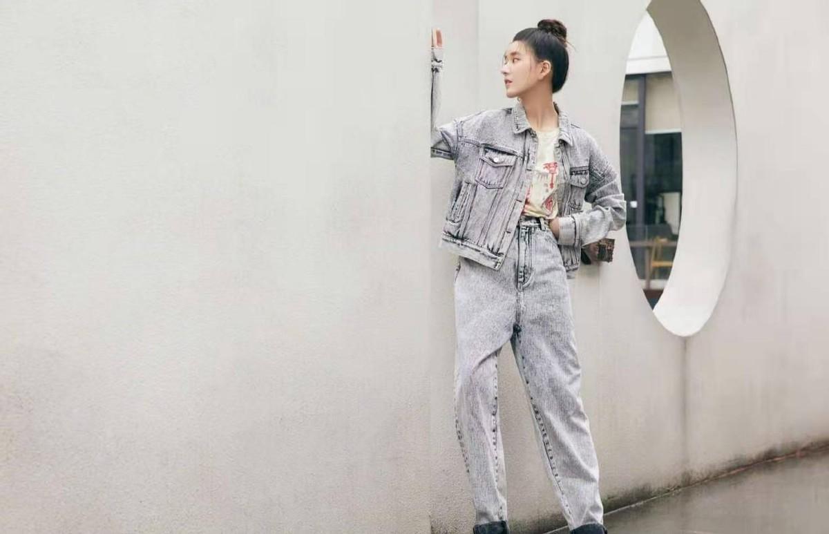 “赵露思”真会穿,普通格纹衬衫扎高马尾,青春活力像个大学生