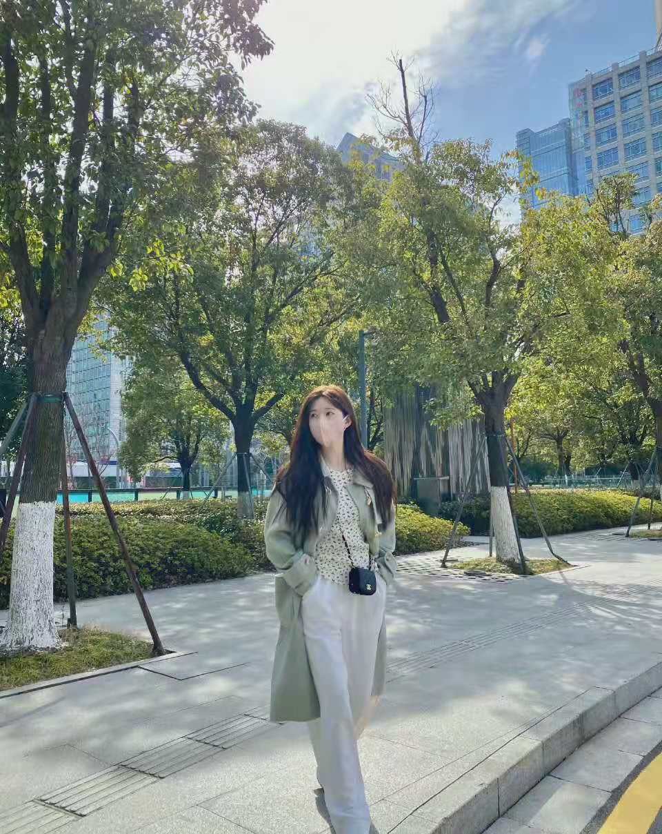 “赵露思”真会穿,普通格纹衬衫扎高马尾,青春活力像个大学生