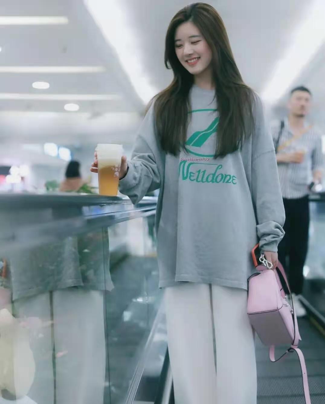 “赵露思”真会穿,普通格纹衬衫扎高马尾,青春活力像个大学生