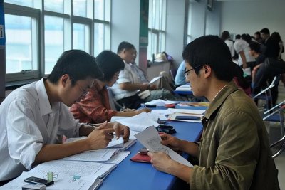 ​90后女孩担任“副县长”，学历普通，其个人履历却是闪闪发光