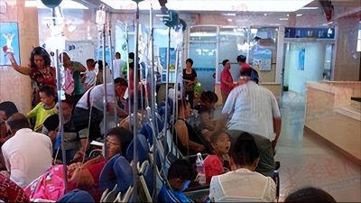 ​北京儿童医院看病：排到1000多号，家长带露营车排队看病