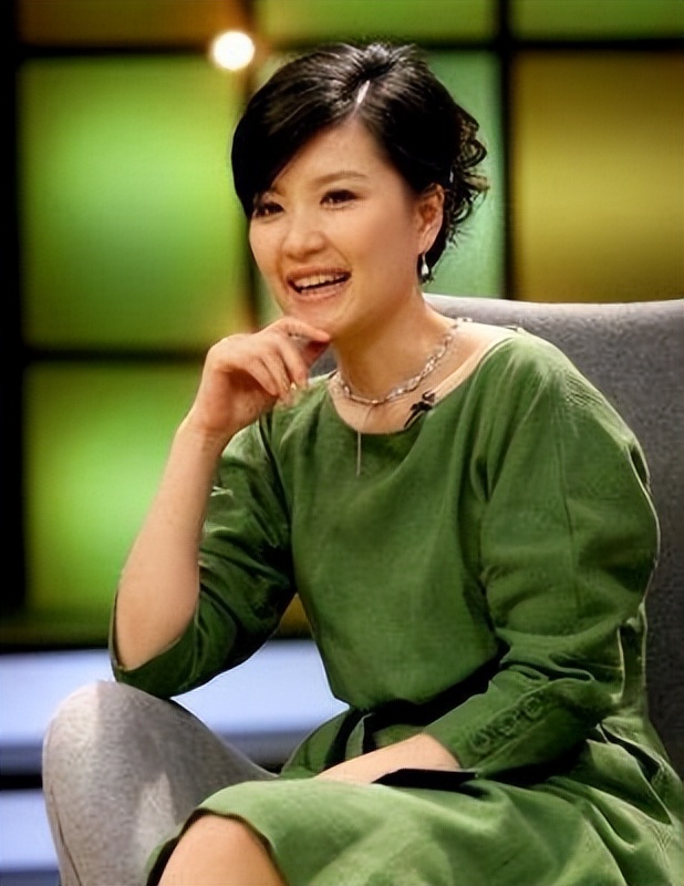 知名女主持陈蓉：被黑后回老东家做幕后，嫁海归老公儿女双全