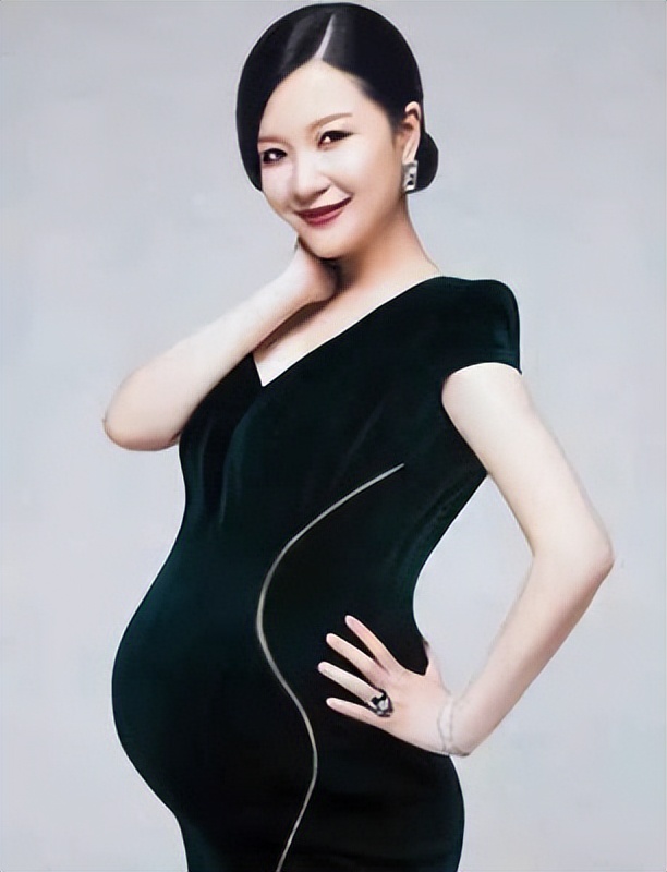 知名女主持陈蓉：被黑后回老东家做幕后，嫁海归老公儿女双全