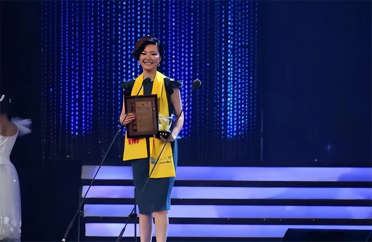 知名女主持陈蓉：被黑后回老东家做幕后，嫁海归老公儿女双全