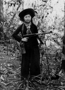 ​越战期间的越南女兵：图六双手反绑着，被美国大兵扛走