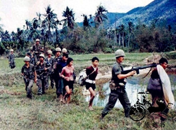 越战期间的越南女兵:图六双手反绑着,被美国大兵扛走