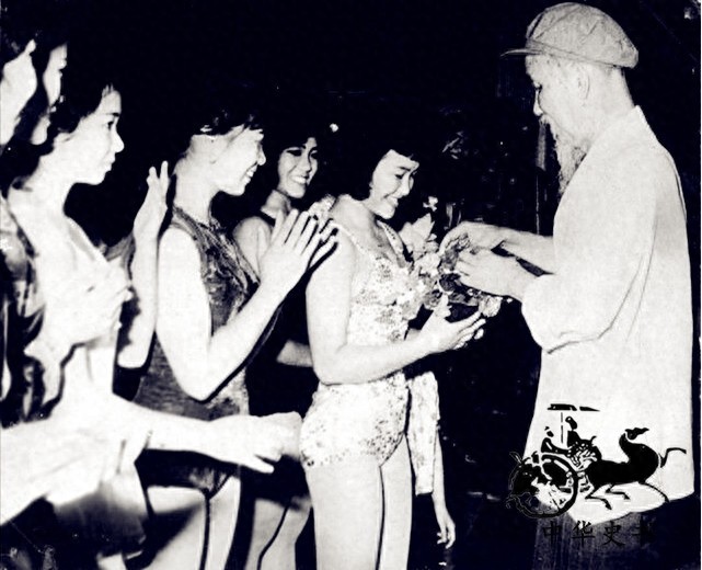 越战期间的越南女兵:图六双手反绑着,被美国大兵扛走