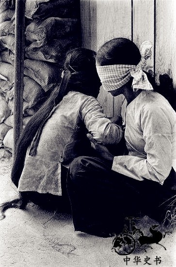 越战期间的越南女兵:图六双手反绑着,被美国大兵扛走