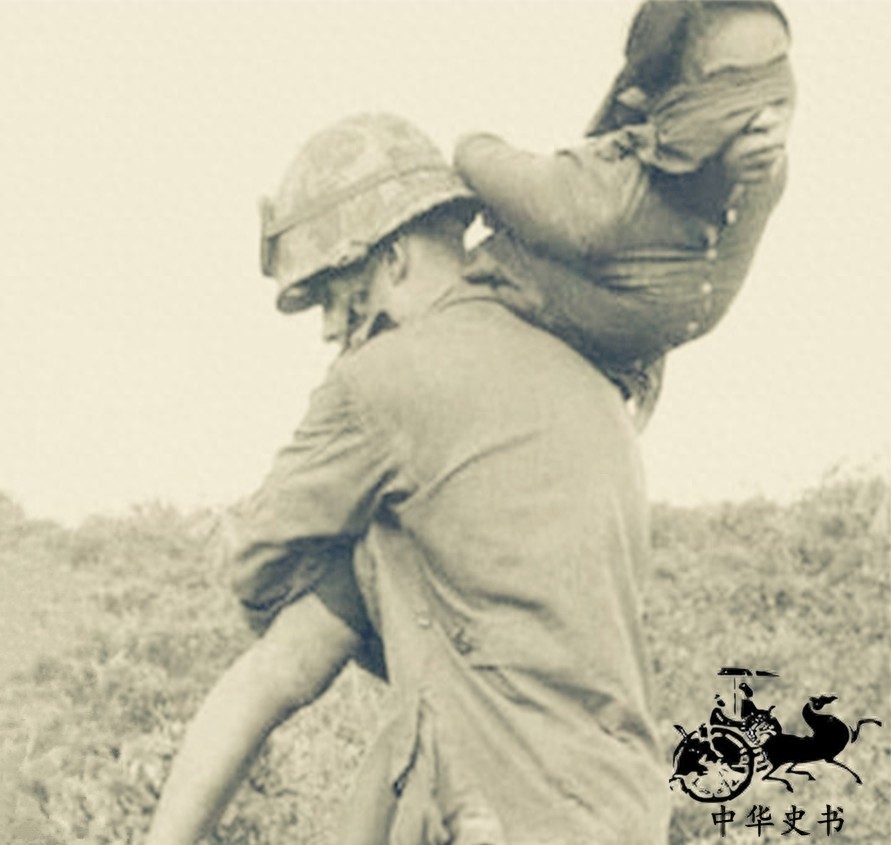 越战期间的越南女兵:图六双手反绑着,被美国大兵扛走