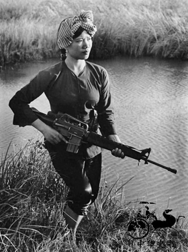 越战期间的越南女兵:图六双手反绑着,被美国大兵扛走