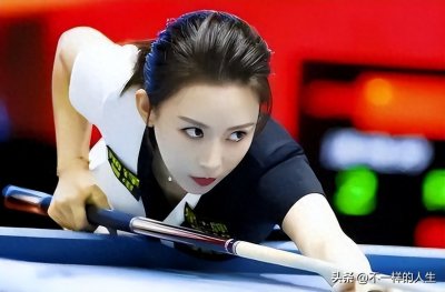 ​42岁潘晓婷现状，皮肤白嫩婀娜多姿，看完照片才明白为何至今单身