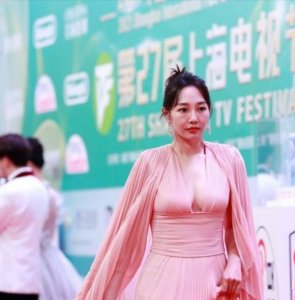 ​白百何的原装身材真丰满！穿着粉色深V领连衣裙，像换了个人似的