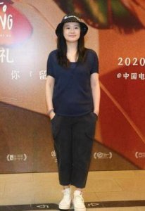 ​大器晚成的咏梅：丈夫背负百万债务仍坚守陪伴，年过四十九荣获金熊奖，一生挚