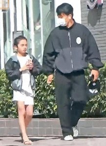 ​杨幂女儿近照曝光！9岁小糯米穿短裤秀小鸟腿，继承妈妈时髦基因