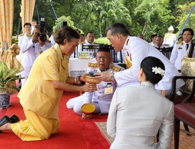 ​苏提达“不再下跪”诗琳通，同台公务握手朱拉蓬，衬托出正宫风范