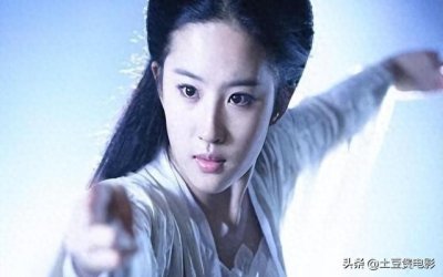 ​成也干爹败也他！刘亦菲与陈金飞聚餐撒娇，捂嘴笑疯狂甜蜜瞬间