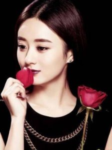 ​赵丽颖低调公布喜讯，娱乐圈引发震撼之夜