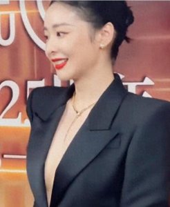 ​大嫂高叶真空装惊艳全场！网友：领子低到肚脐眼了！