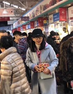 ​李冰冰买菜被偶遇 明星的路人偶遇照谁最美