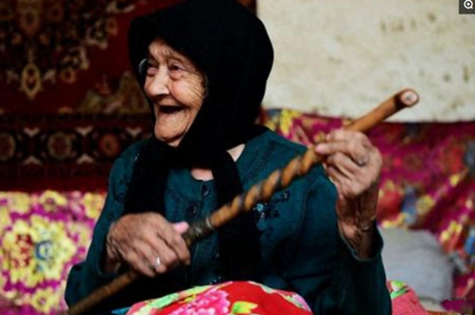 中国最长寿老人，生于光绪年间六世同堂，像个老小孩还爱唱情歌