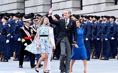 ​18岁成人礼！西班牙大公主白色西装超霸气，妹妹蓝色斗篷惊艳亮相