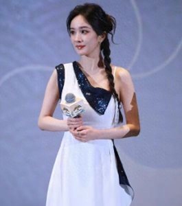 ​杨幂这一让，彻底暴露了“真实人品”，难怪她会被嘉行“踢出局”