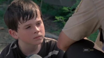 ​《行尸走肉》卡尔被行尸咬，剧迷：少当家，我们不伤心，你走好！