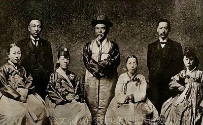 ​朝鲜露乳装，以露为美！带你解析19世纪朝鲜女性服饰赤古里！