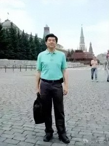 ​主席之孙孔继宁照片，照片中他穿着修身的短袖，看起来非常的儒雅