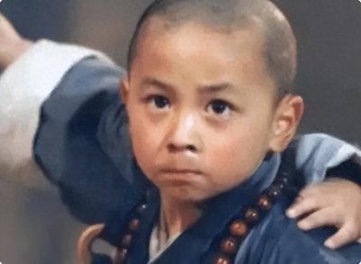 ​释小龙妻子现身引发轰动，长腿细腰，颜值爆表碾压何洁！