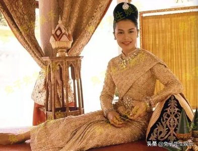 ​诗丽吉34年前“刮宫”后被释放，跪地为国王献花，感激丈夫宽容