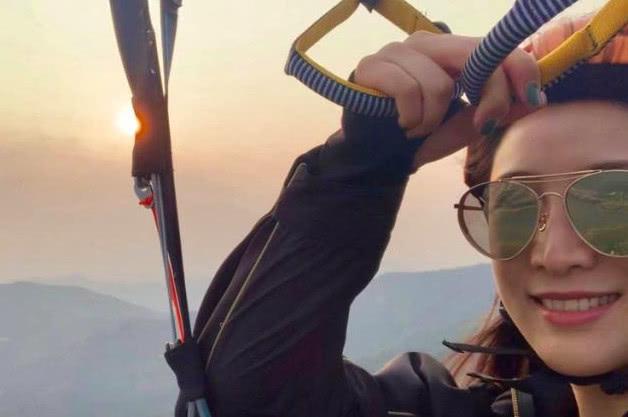 34岁陈赫张子萱秀恩爱晒娃，33岁许婧独闯全世界