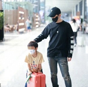 ​黄晓明带小海绵现身机场，过度曝光儿子惹争议，被网友质疑摆拍