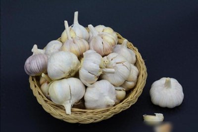 ​春天大蒜容易发芽，教你2招保存方法，不长芽不干瘪，像新蒜一样