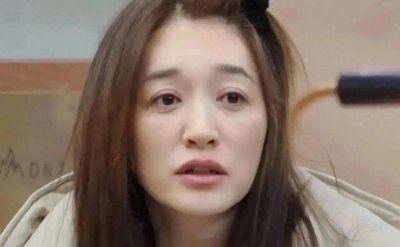 ​48岁李小冉素颜照曝光，颜值依旧抗打？网友热议：岁月这把杀猪刀