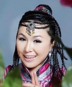 ​歌手乌兰托娅与乌兰图雅：你以为音译不同？其实根本就是两个人