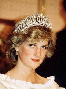 ​戴安娜遭遇车祸被撞殒命，查尔斯熟视无睹，而女王露出诡异的笑