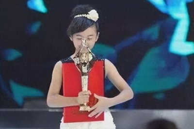 ​21岁的张子枫，凭什么超越无数前辈，成为年轻小花的领军人？