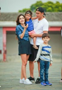 ​混血女儿小美（刘烨女儿整容式长大）