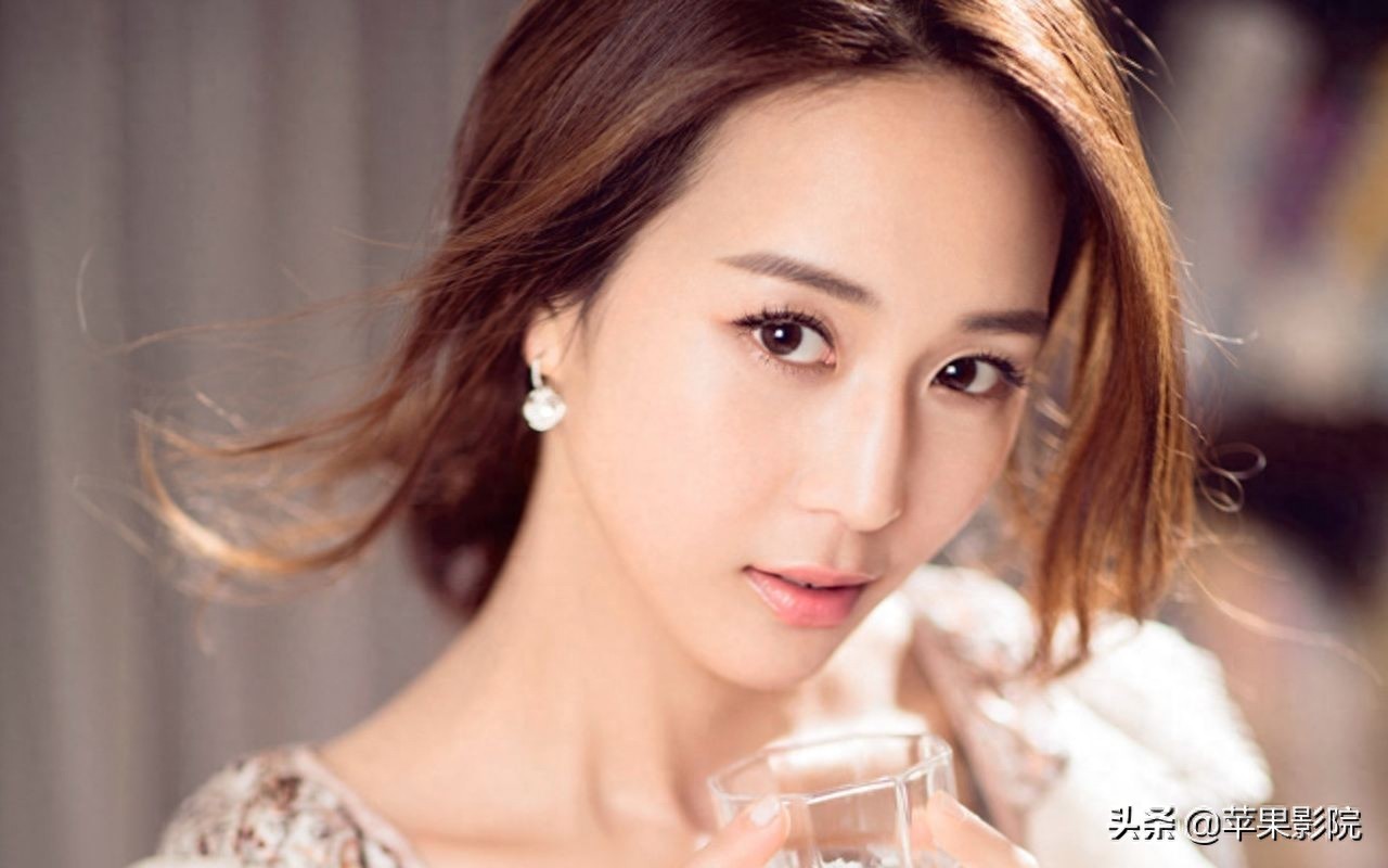 张钧甯素有“台湾第一气质美女”之称，也被称为“演艺圈女学霸”