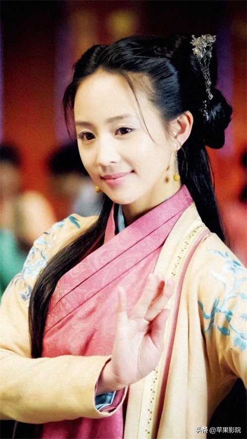 张钧甯素有“台湾第一气质美女”之称，也被称为“演艺圈女学霸”