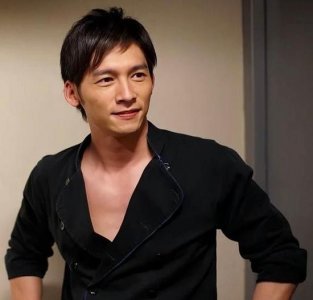 ​台星温升豪回应婚内出轨传闻 : 做什么都跟老婆汇报