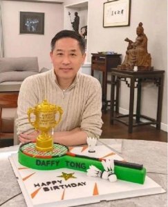 ​唐鹤德晒62岁庆生照，帅气依旧