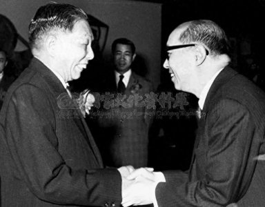 ​1974年，杨森九十岁大寿的留影，一生毁誉参半，因何能安享晚年？