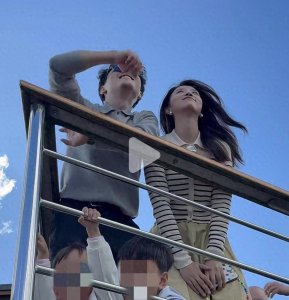 ​张杨果而在英国邂逅著名主持人周群，两人昔日是同事，却十年未见